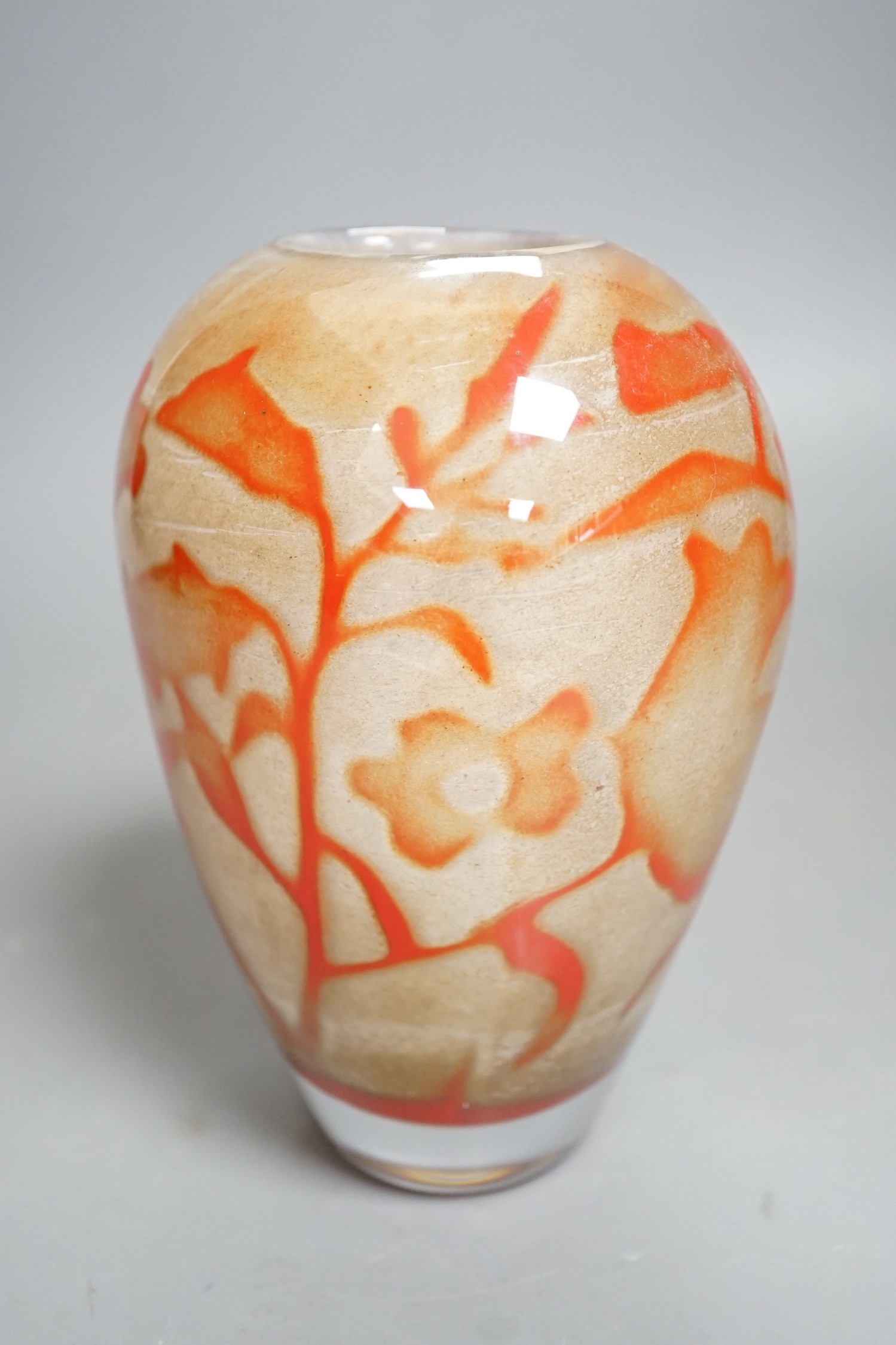 A Kosta Boda Olle Brozén studio glass vase 16cm.